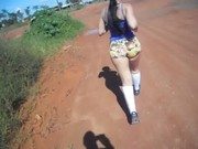 Puta gostosa brasileira saiu com vibrador enfiado na bunda