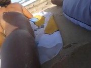 Filmando a namorada na praia com calcinha fio dental