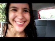 Gatinha toda alegre no carro mamando no motorista