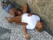 Coroa chupando a xana da velha nas ruas do rio