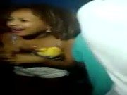 Vadia fica bêbada e exibe os seios no palco