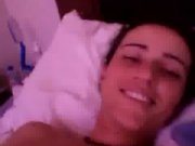 Lésbicas sorrindo e fazendo amor gostoso na cama