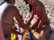 Xxx de ninfetas na praia massageando amiga