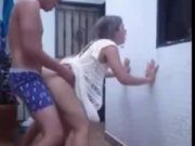 Peituda de blusa branca com o magrinho de samba canção no sexo