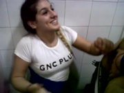 Vídeo porno com o frentista traçando a amiga de trabalho