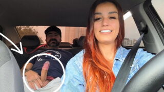 Motorista de app safada pegou passageiro se masturbando por trás e fodeu com ele sem camisinha