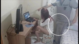Novinha sozinha em casa recebe o manutencista tarado! "Câmera escondida"