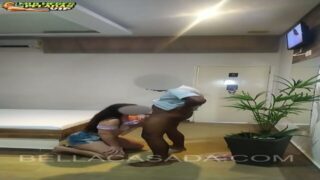 Bella casada recebendo visita