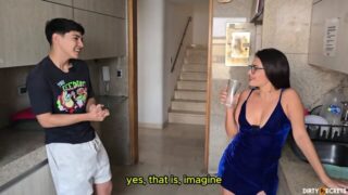 Eu espio meu enteado se masturbando e também meus enteados fazendo sexo, e isso me excita.