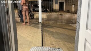 Sozinha em casa ela pediu comida pelo iFood só para provocar o entregador